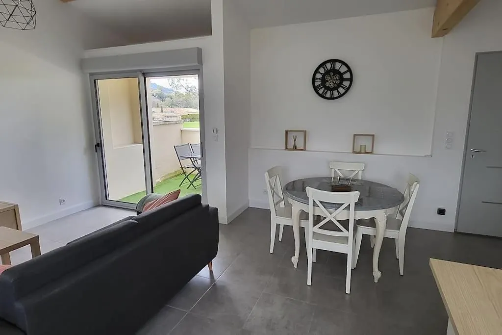 Chambre Chez Sandra Et Fabien Dans Petite Maison Coeur Village Maubec  0*, Maubec (Vaucluse) France